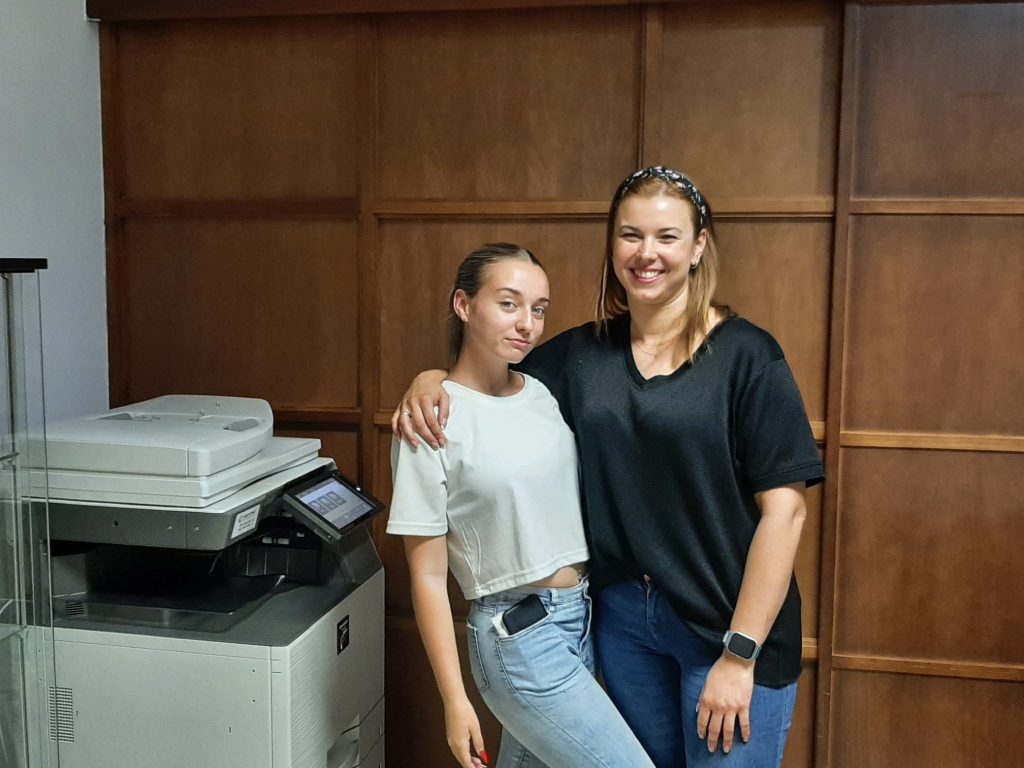 Nerea Raya con la profesora Miriam